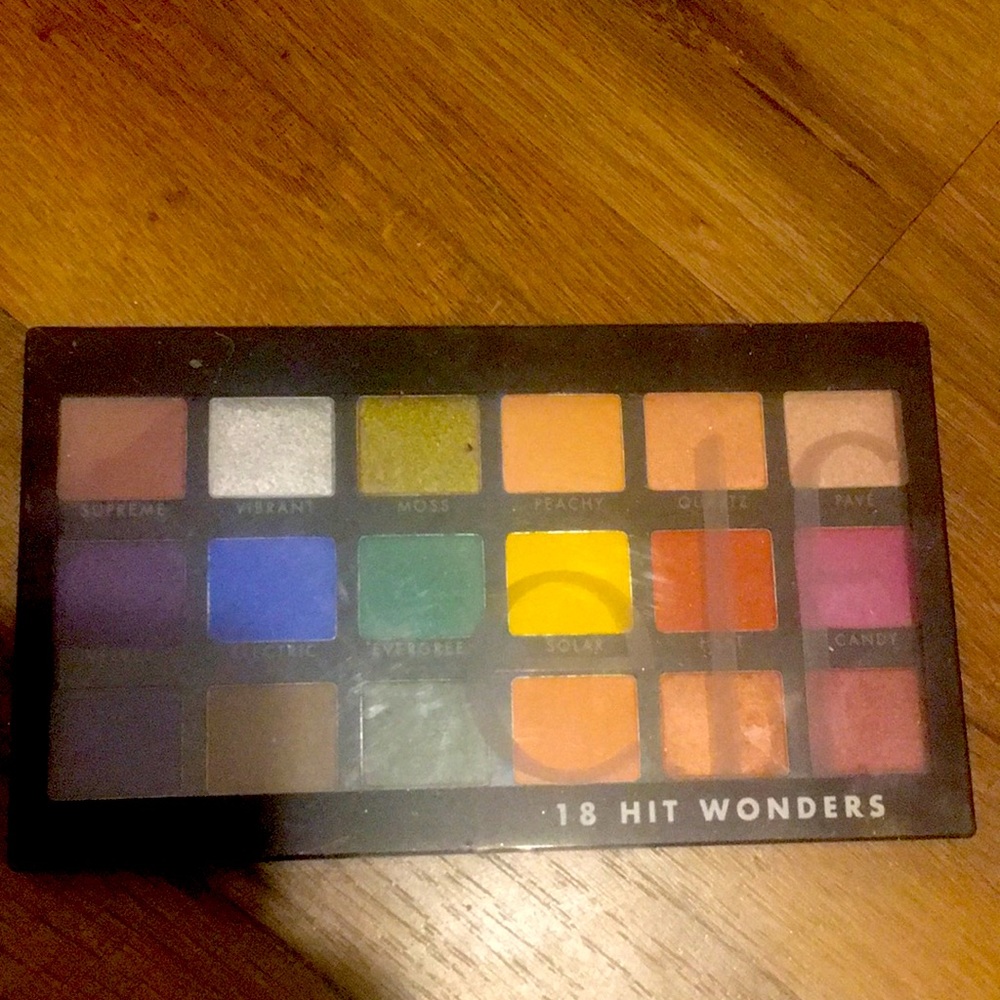 COPY - BN e.l.f 18 Hit Wonders Eyeshadow Palette